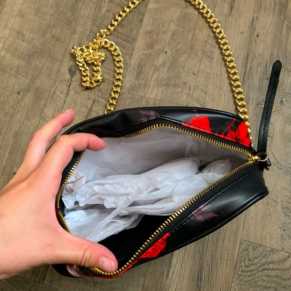 Victoria’s Secret Black Floral Crossbody with Gold Chainlink Strap - Picture 4 of 4